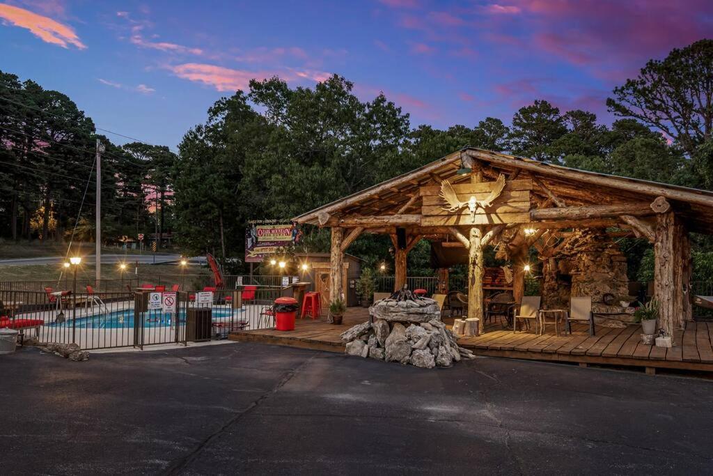 Stonegate Lodge King Bed Wifi 50 Roku Tv Salt Water Pool Room #104 Eureka Springs Ngoại thất bức ảnh